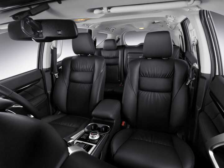 new-pajero-sport-interior09.jpg